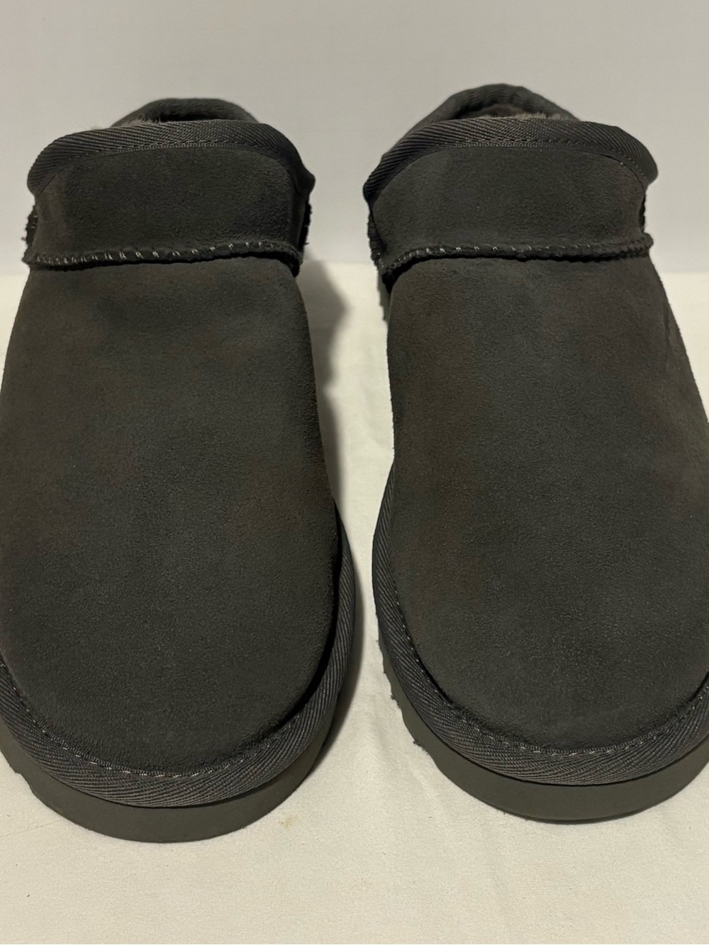 UGG Classic Slipper Womenโs 9 Grey Suede 1108193 UGGplush NEW No Box